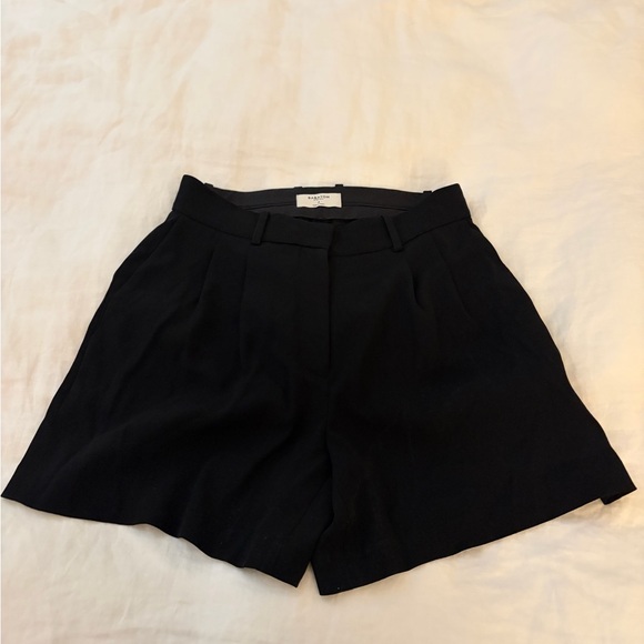 Aritzia Babaton Pleated Shorts - Picture 2 of 2